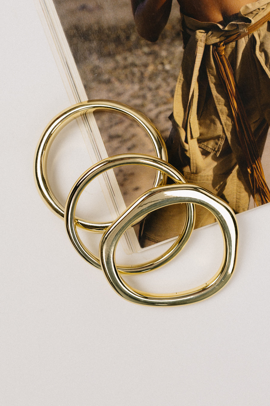https://cdn.shopify.com/s/files/1/0020/3702/2765/files/gold-stacked-bangle-set-1.jpg?v=1743096102