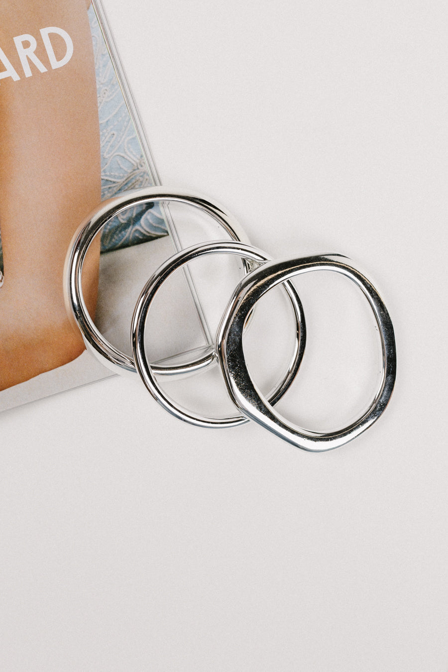 https://cdn.shopify.com/s/files/1/0020/3702/2765/files/silver-stacked-bangle-set-1.jpg?v=1743096102