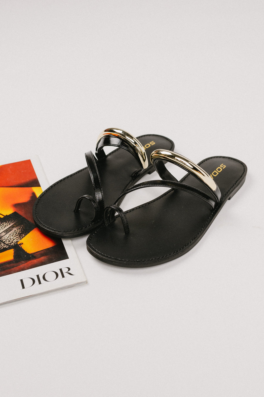 https://cdn.shopify.com/s/files/1/0020/3702/2765/files/black-sandals-2_af1b0387-5eda-430a-8838-79328ec67d22.jpg?v=1743094936